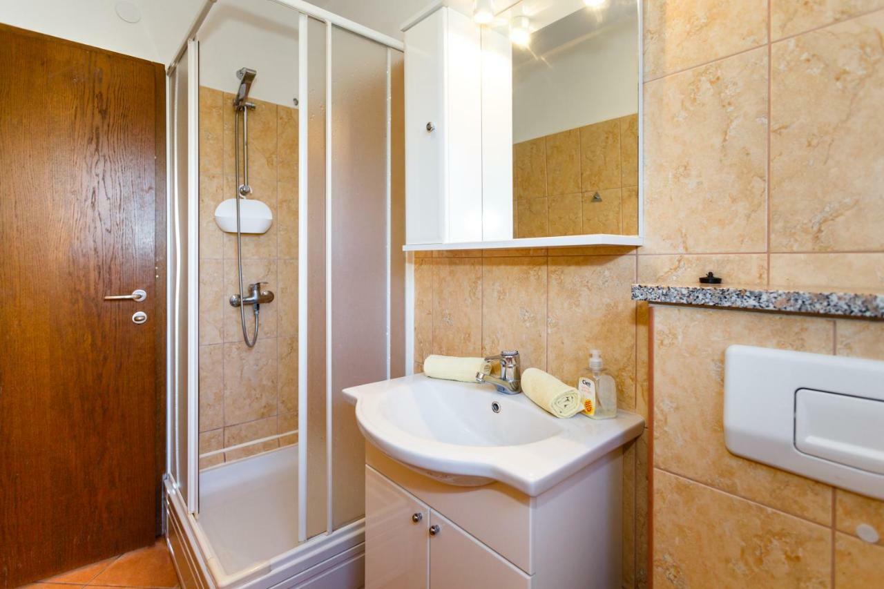 Apartment Anton Krk Town Buitenkant foto