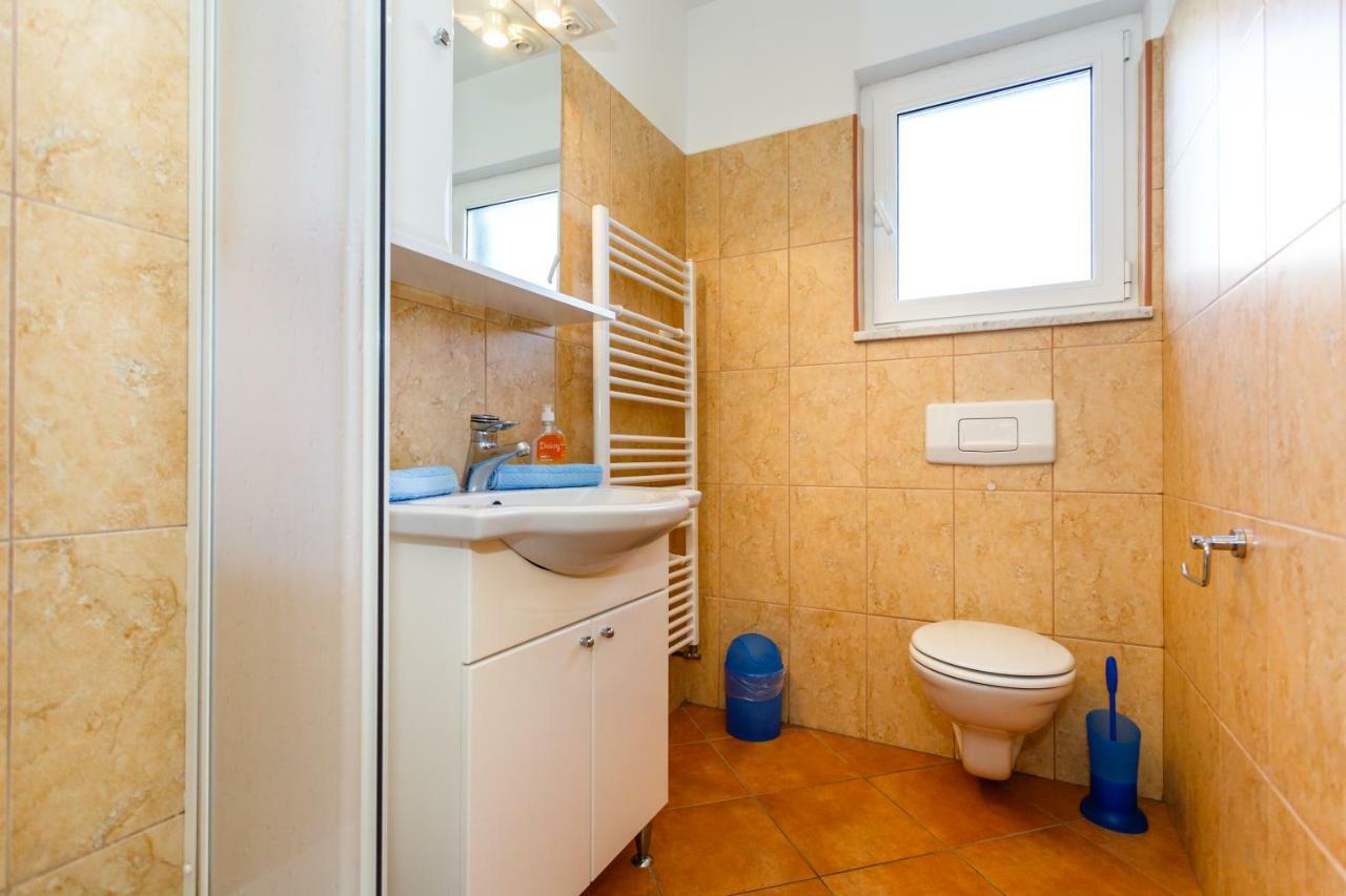 Apartment Anton Krk Town Buitenkant foto
